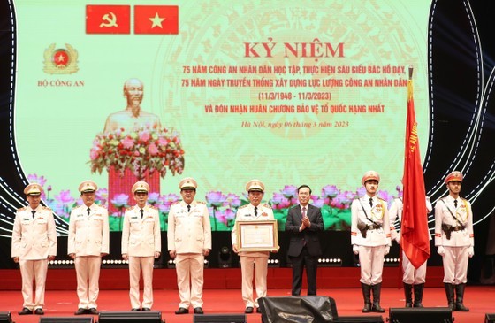 State President Vo Van Thuong presents the first-class Fatherland Protection Order to the People&apos;s Public Security Force. (Photo: SGGP)