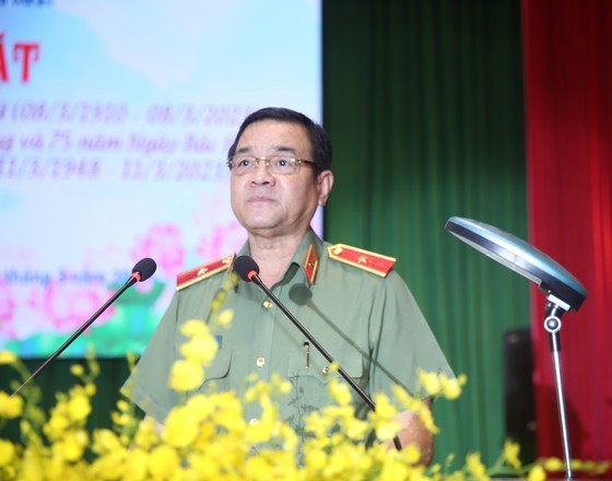 Major General Le Hong Nam, Director of the Municipal Public Security Department speaks at the meeting. (Photo: SGGP)