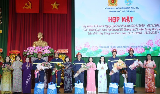 Leaders of HCMC present gifts to five firefighting police officers of the Fire Prevention and Fighting and Rescue Police Division (PC07) of the HCMC Public Security who traveled to Turkey for earthquake relief. (Photo: SGGP)