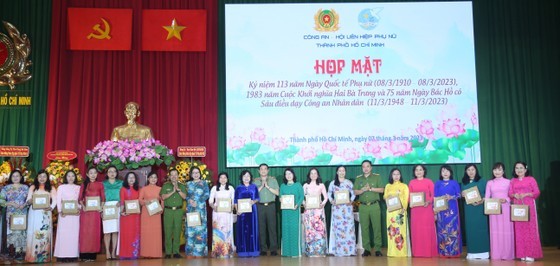 Leaders of the HCMC&apos;s Public Security Department hand over gifts to female leaders and delegates at the meeting. (Photo: SGGP)