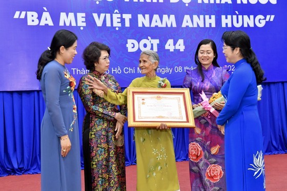 HCMC's leaders congratulate Vietnamese Heroic Mothers (Photo: SGGP)