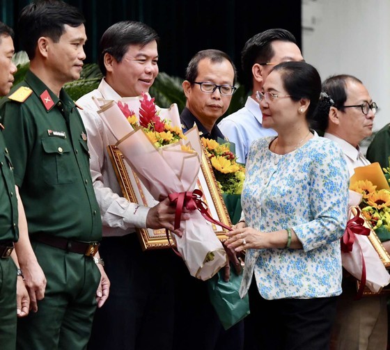 Chairwoman of the People’s Council of the city Nguyen Thi Le offers certificates of merit to outstanding collectives and individuals. (Photo: SGGP) Chairwoman of the People’s Council of the city Nguyen Thi Le offers certificates of merit to outstanding collectives and individuals. (Photo: SGGP)