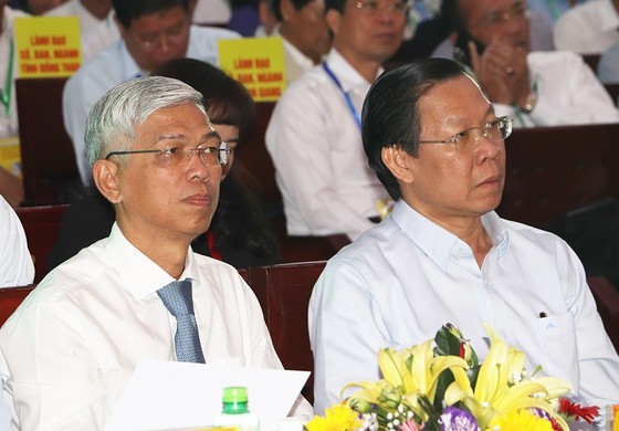 Chairman and Vice Chairman of the HCMC People’s Committee Phan Van Mai (R) and Vo Van Hoan attend the conference. (Photo: SGGP) Chairman and Vice Chairman of the HCMC People’s Committee Phan Van Mai (R) and Vo Van Hoan attend the conference. (Photo: SGGP)
