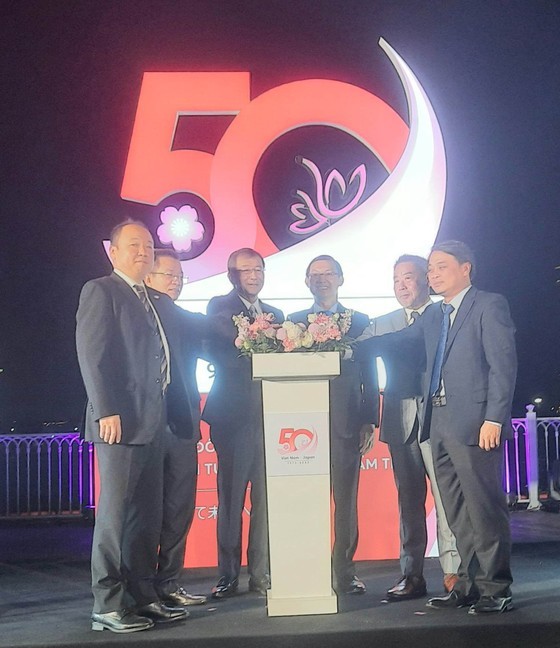 At the opening ceremony of the fine art lighting system At the opening ceremony of the fine art lighting system