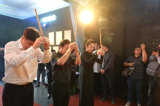 Meritorious Artist Nguyen Thi Thanh Thuy (R), People&apos;s Artist Tran Ngoc Giau and Head of the Culture and Arts Division under the Propaganda and Education Board of the HCMC Party Committee Lam Huu Duc (L) offer incense to People’s Artist Diep Lang. (Photo: SGGP)