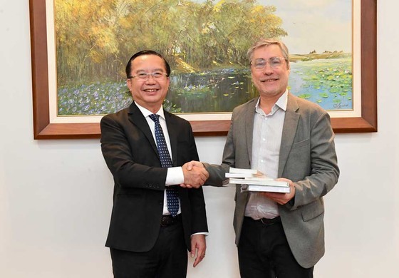 Director of the HCMC Department of Culture and Sports Tran The Thuan offers books to Director of the Argentine Book Foundation, Ezequiel Martinez. (Photo: SGGP) Director of the HCMC Department of Culture and Sports Tran The Thuan offers books to Director of the Argentine Book Foundation, Ezequiel Martinez. (Photo: SGGP)