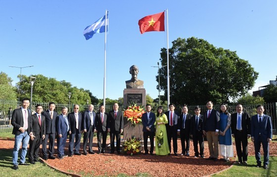 The HCMC high-ranking delegation offer flowers at the President Ho Chi Minh Monument in Buenos Aires on March 21. (Photo: SGGP)