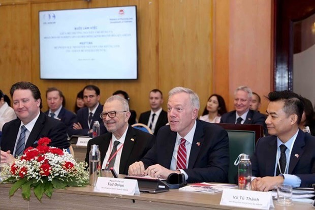 USABC President and CEO Ted Osius (second from right) speaks at the meeting on March 21. (Photo: VNA) USABC President and CEO Ted Osius (second from right) speaks at the meeting on March 21. (Photo: VNA)