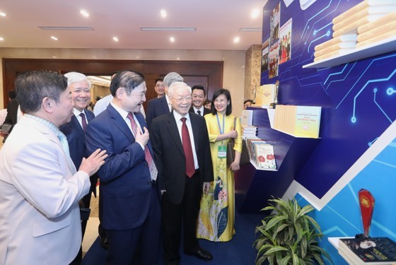Party General Secretary Nguyen Phu Trong and delegates visit an exhibition at the meeting. (Photo: SGGP)