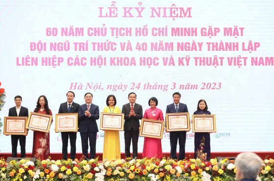 Deputy Prime Minister Tran Luu Quang (4th, R) and VUSTA Chairman Phan Xuan Dung (4th, L) offer the PM&apos;s certificates of merit to outstanding collectives and individuals. (Photo: SGGP)