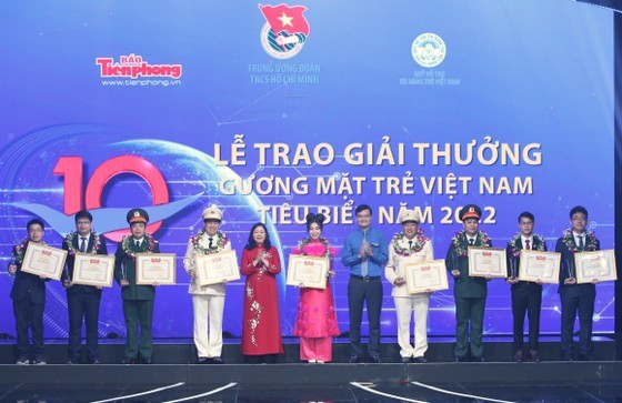 Secretary of the Party Central Committee and Chairwoman of its Commission for Mass Mobilisation, Bui Thi Minh Hoai (5th, L) offers certificates of merit to winners of the Vietnam Outstanding Young Faces Awards 2022. (Photo: SGGP) Secretary of the Party Central Committee and Chairwoman of its Commission for Mass Mobilisation, Bui Thi Minh Hoai (5th, L) offers certificates of merit to winners of the Vietnam Outstanding Young Faces Awards 2022. (Photo: SGGP)