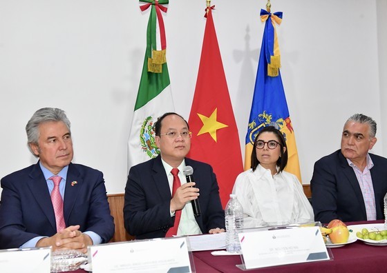 Vice Secretary of the HCMC Party Committee Nguyen Ho Hai (2nd, L) speaks at the meeting. (Photo: SGGP) Vice Secretary of the HCMC Party Committee Nguyen Ho Hai (2nd, L) speaks at the meeting. (Photo: SGGP)