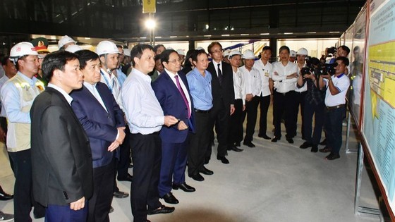 Prime Minister Pham Minh Chinh on March 24 inspects the progress of construction projects of the of terminal T2 project of Phu Bai international airport in Thua Thien – Hue Province. (Photo: SGGP)