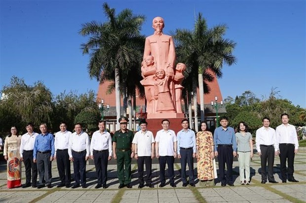 The delelegation pay tribute to President Ho Chi Minh (Photo: VNA)