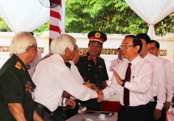 Secretary of the HCMC Party Committee Nguyen Van Nen meets former prisoners of war in Phu Quoc prison. (Photo: SGGP) Secretary of the HCMC Party Committee Nguyen Van Nen meets former prisoners of war in Phu Quoc prison. (Photo: SGGP)