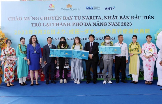 Vietnam Airlines offers three pairs of round-trip tickets on the Narita- Da Nang route to visitors on the first direct flight from Narita. (Photo: SGGP) Vietnam Airlines offers three pairs of round-trip tickets on the Narita- Da Nang route to visitors on the first direct flight from Narita. (Photo: SGGP)