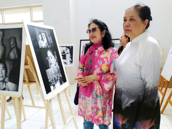 People’s Artist Tra Giang and Chairwoman of the HCMC's Cinematography Association Duong Cam Thuy (R) (Photo: SGGP)