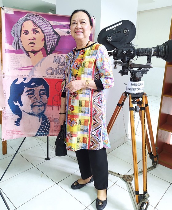 Meritorious Artist Thuy Lien who played the main role in the movie "Mua Gio Chuong" (Season of the Whirlwind) and poster of the film (Photo: SGGP)