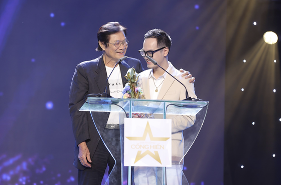 Veteran musician Duong Thu (L) congratulates Khac Hung. (Photo: SGGP) Veteran musician Duong Thu (L) congratulates Khac Hung. (Photo: SGGP)