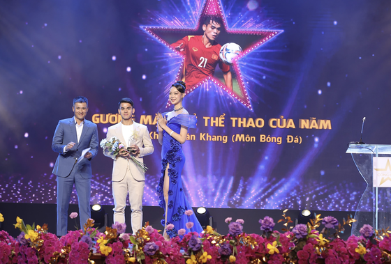Attacking midfielder Khuat Van Khang (C) wins the “Young face in sports of the year” award. (Photo: SGGP) Attacking midfielder Khuat Van Khang (C) wins the “Young face in sports of the year” award. (Photo: SGGP)