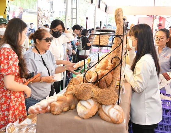 Visitors learn about the types of bread at the festival. (Photo: SGGP)