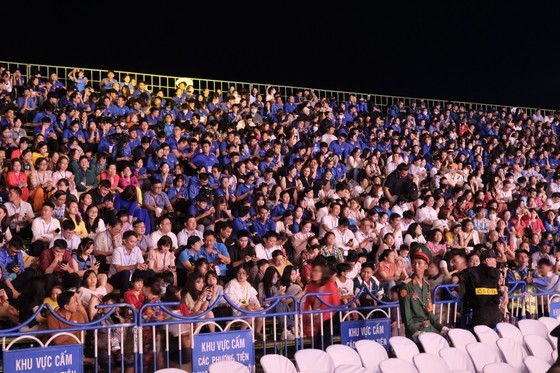A huge number of visitors and local people attend the ceremony. (Photo: SGGP)