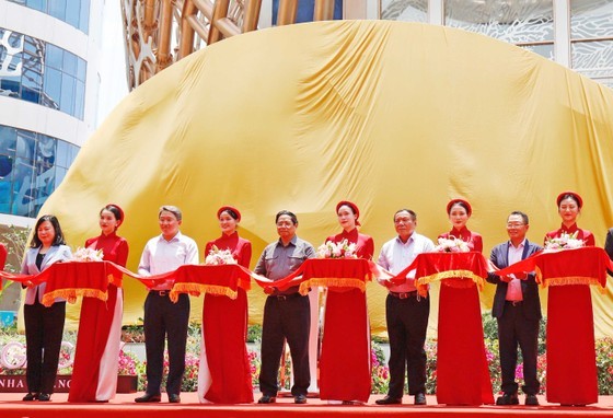 Prime Minister Pham Minh Chinh (5th, L) attends the inaugural ceremony of ‘Do’ Theater. (Photo: SGGP)