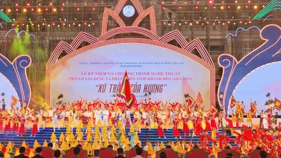 A special art performance marking the 370th founding anniversary of Khanh Hoa Province (Photo: SGGP)