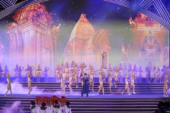 Singer Tung Duong performs at the ceremony. (Photo: SGGP)