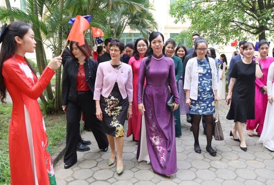 Phan Thi Thanh Tam (violet Ao dai), spouse of President Vo Van Thuong, and Linda Hurley, spouse of Australian Governor-General David Hurley, visit the Vietnam National Academy of Music in Hanoi on April 4. (Photo: SGGP) Phan Thi Thanh Tam (violet Ao dai), spouse of President Vo Van Thuong, and Linda Hurley, spouse of Australian Governor-General David Hurley, visit the Vietnam National Academy of Music in Hanoi on April 4. (Photo: SGGP)