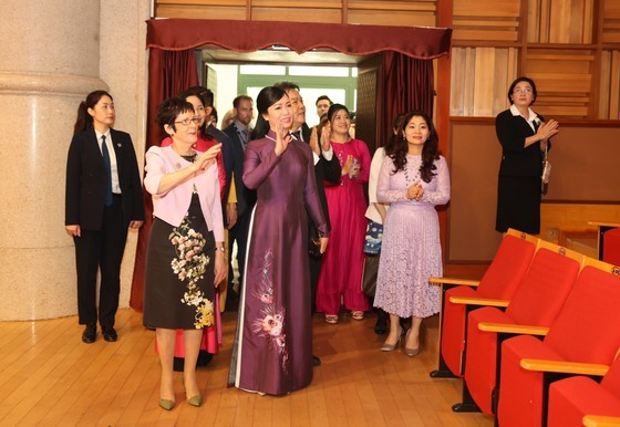 Phan Thi Thanh Tam, spouse of President Vo Van Thuong, and Linda Hurley, spouse of Australian Governor-General David Hurley, meet the academy staff. (Photo: SGGP) Phan Thi Thanh Tam, spouse of President Vo Van Thuong, and Linda Hurley, spouse of Australian Governor-General David Hurley, meet the academy staff. (Photo: SGGP)