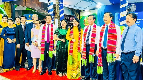 Chairman of the HCMC People’s Committee Phan Van Mai (3rd,R) and delegates attend the opening ceremony of the 19th HCMC Tourism Festival on April 6. (Photo: SGGP)