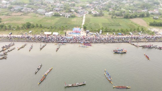 In the early morning, people flock to the river to attend the traditional boat race. (Photo: SGGP)
