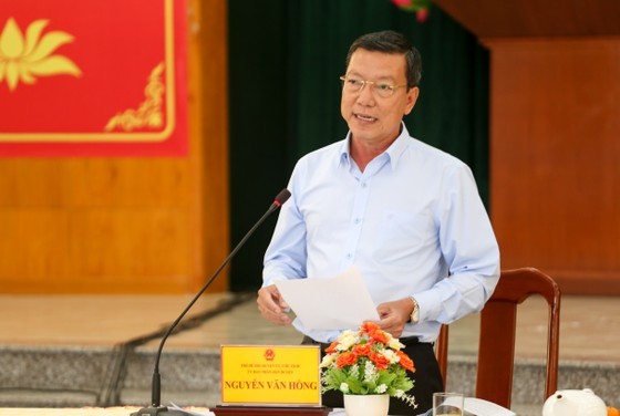Chairman of the People's Committee of Can Gio District Nguyen Van Hong speaks at the meeting. (Photo: SGGP) Chairman of the People's Committee of Can Gio District Nguyen Van Hong speaks at the meeting. (Photo: SGGP)