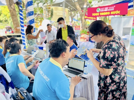 Visitors learn about tourism products at the festival. (Photo: SGGP)