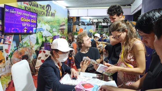 Foreign tourists visit the stall of Da Lat Pini tourist complex. (Photo: SGGP)