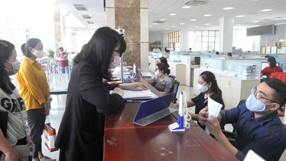 Businesses submit tax declaration dossiers to the HCMC Taxation Department. (Photo: SGGP) Businesses submit tax declaration dossiers to the HCMC Taxation Department. (Photo: SGGP)