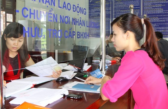 People carry out social insurance procedures at an insurance agency in HCMC. (Photo: SGGP) People carry out social insurance procedures at an insurance agency in HCMC. (Photo: SGGP)