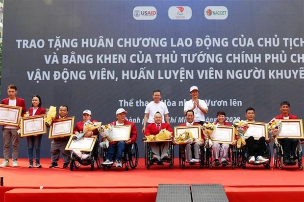 The Prime Minister's Certificates of Merits presented to nine coaches and athletes. (Photo: VNA) The Prime Minister's Certificates of Merits presented to nine coaches and athletes. (Photo: VNA)