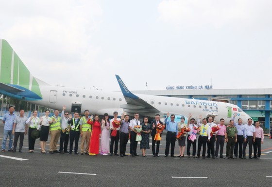 Ca Mau Province's leaders congratulate the technical flight from HCMC to the province, making preparation for the opening of the Hanoi-Ca Mau route on April 29. (Photo: SGGP) Ca Mau Province's leaders congratulate the technical flight from HCMC to the province, making preparation for the opening of the Hanoi-Ca Mau route on April 29. (Photo: SGGP)