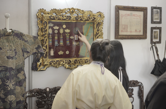 Visitors visit a stall displaying collections of artifacts. (Photo: SGGP)