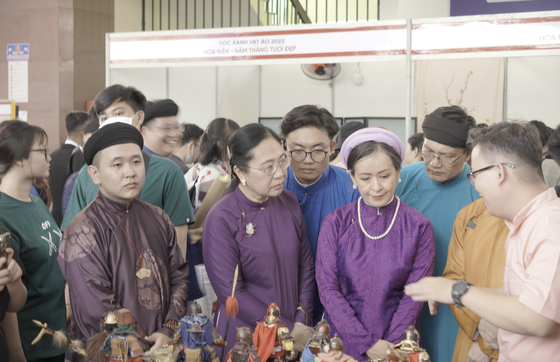 Many young people wearing Vietnamese traditional costumes participate in the festival. (Photo: SGGP)