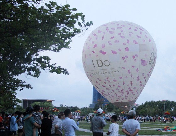 The first-ever hot air balloon festival is organized in Quy Nhon City. (Photo: SGGP) The first-ever hot air balloon festival is organized in Quy Nhon City. (Photo: SGGP)