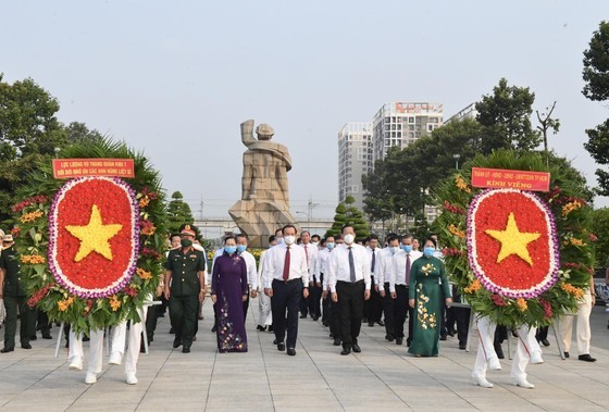 HCMC Party Committee Secretary Nguyen Van Nen (C) leads a delegation of leaders of the City to visit Ho Chi Minh City Martyrs' Cemetery on April 27. (Photo: SGGP) HCMC Party Committee Secretary Nguyen Van Nen (C) leads a delegation of leaders of the City to visit Ho Chi Minh City Martyrs' Cemetery on April 27. (Photo: SGGP)