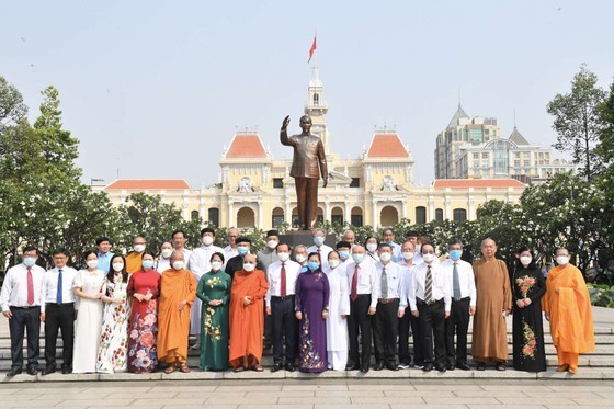 HCMC's leaders take a picture at the President Ho Chi Minh Statue Park on Nguyen Hue Street in District 1. (Photo: SGGP) HCMC's leaders take a picture at the President Ho Chi Minh Statue Park on Nguyen Hue Street in District 1. (Photo: SGGP)