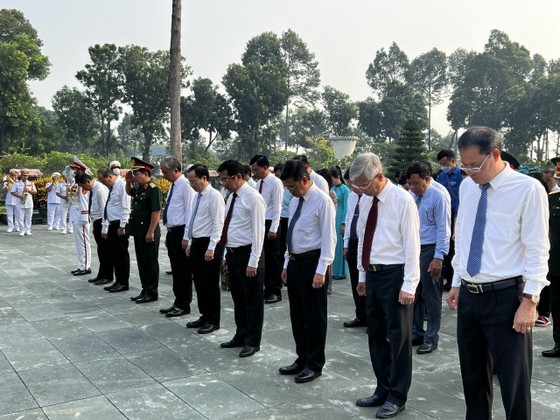 A delegation of representatives from the HCMC Party Committee, People’s Council, People’s Committee, and Vietnam Fatherland Front Committee led by Vice Secretary of the City Party Committee Nguyen Van Hieu pays tribute to war heroes at Ben Duoc Monument Temple for Martyrs in Cu Chi District. (Photo: SGGP) A delegation of representatives from the HCMC Party Committee, People’s Council, People’s Committee, and Vietnam Fatherland Front Committee led by Vice Secretary of the City Party Committee Nguyen Van Hieu pays tribute to war heroes at Ben Duoc Monument Temple for Martyrs in Cu Chi District. (Photo: SGGP)