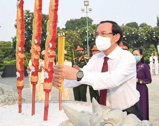 HCMC Party Committee Secretary Nguyen Van Nen offers incense to martyrs in HCMC Martyrs' Cemetery. (Photo: SGGP) HCMC Party Committee Secretary Nguyen Van Nen offers incense to martyrs in HCMC Martyrs' Cemetery. (Photo: SGGP)