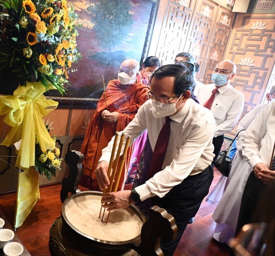 HCMC Party Committee Secretary Nguyen Van Nen offers incense to late President Ho Chi Minh. (Photo: SGGP) HCMC Party Committee Secretary Nguyen Van Nen offers incense to late President Ho Chi Minh. (Photo: SGGP)