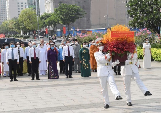 City's leaders pay respect to late President Ho Chi Minh at the President Ho Chi Minh Statue Park on Nguyen Hue Street in District 1. (Photo: SGGP) City's leaders pay respect to late President Ho Chi Minh at the President Ho Chi Minh Statue Park on Nguyen Hue Street in District 1. (Photo: SGGP)
