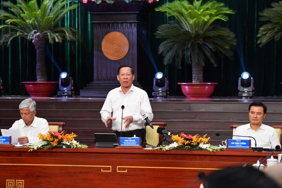 Chairman of the HCMC People's Committee Phan Van Mai speaks at the meeting. (Photo: SGGP)